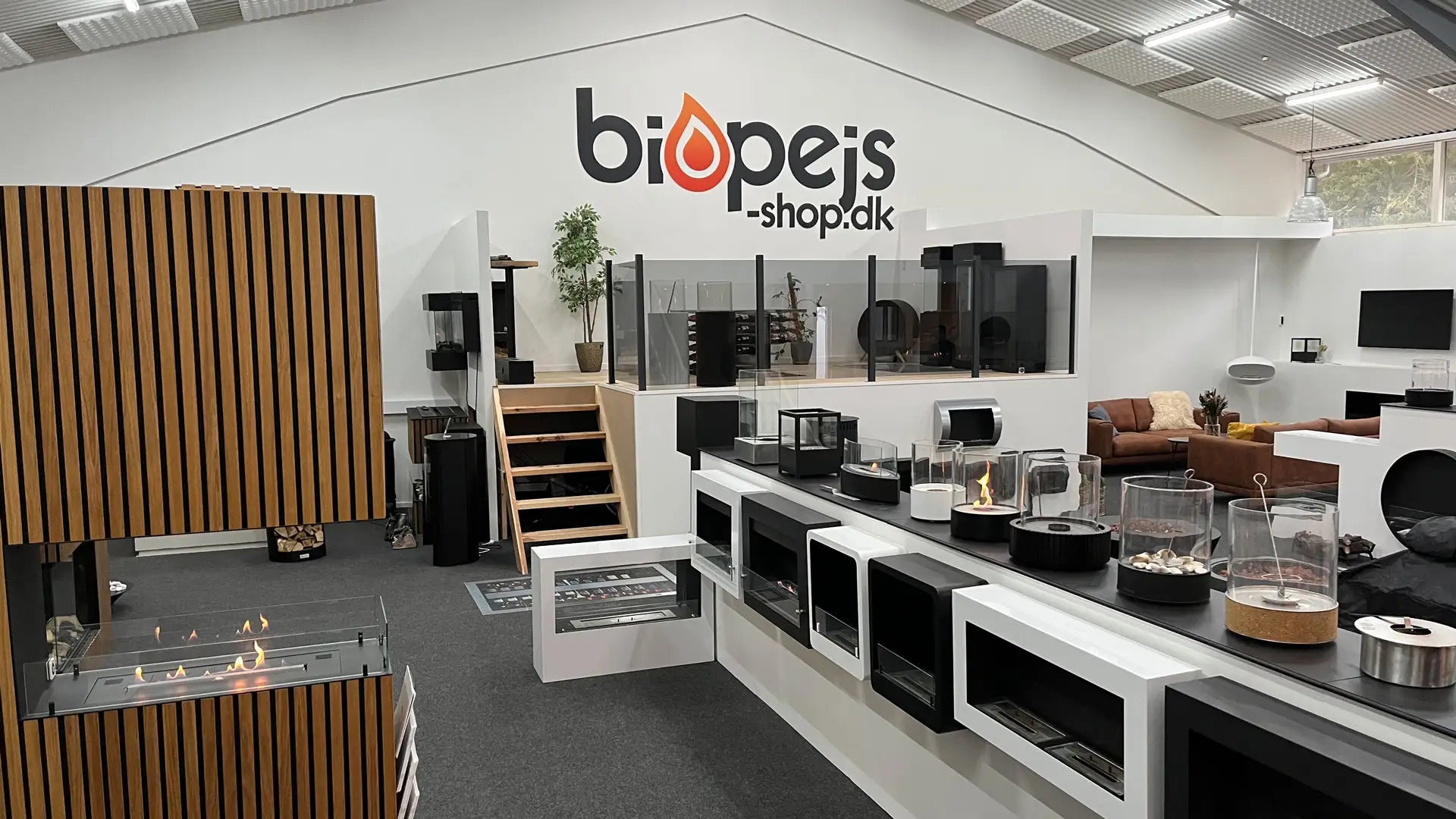 Carica video: Video dello showroom di caminetti a Greenwich, Londra.