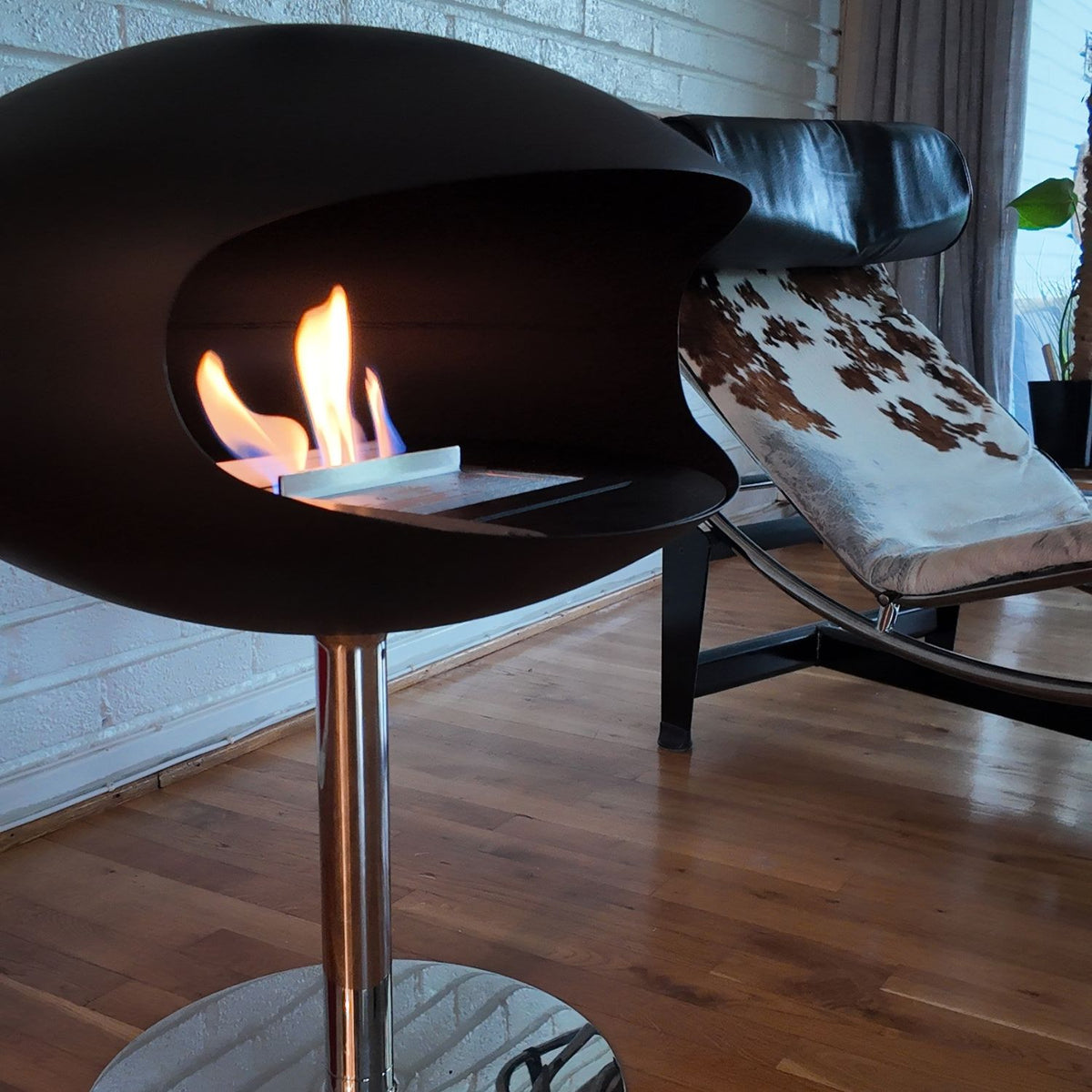Cocoon Pedestal - Biocamino da Terra Nero + Base in Acciaio