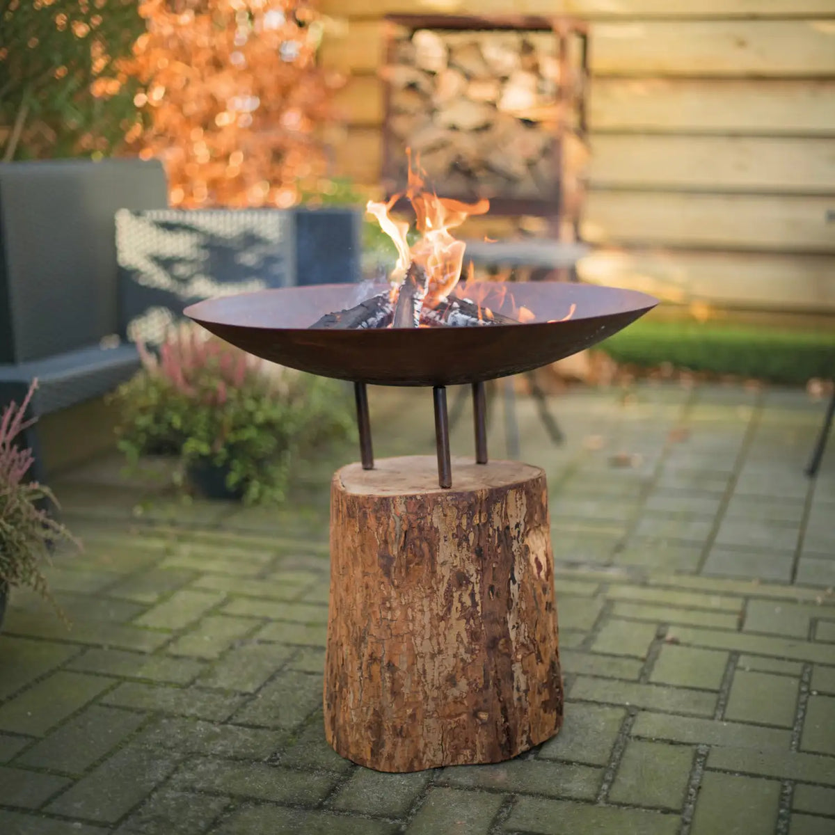 Focolare in acciaio corten su base in legno