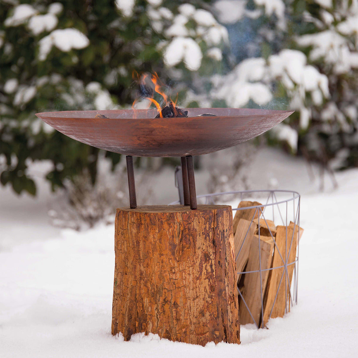 Focolare in acciaio corten su base in legno