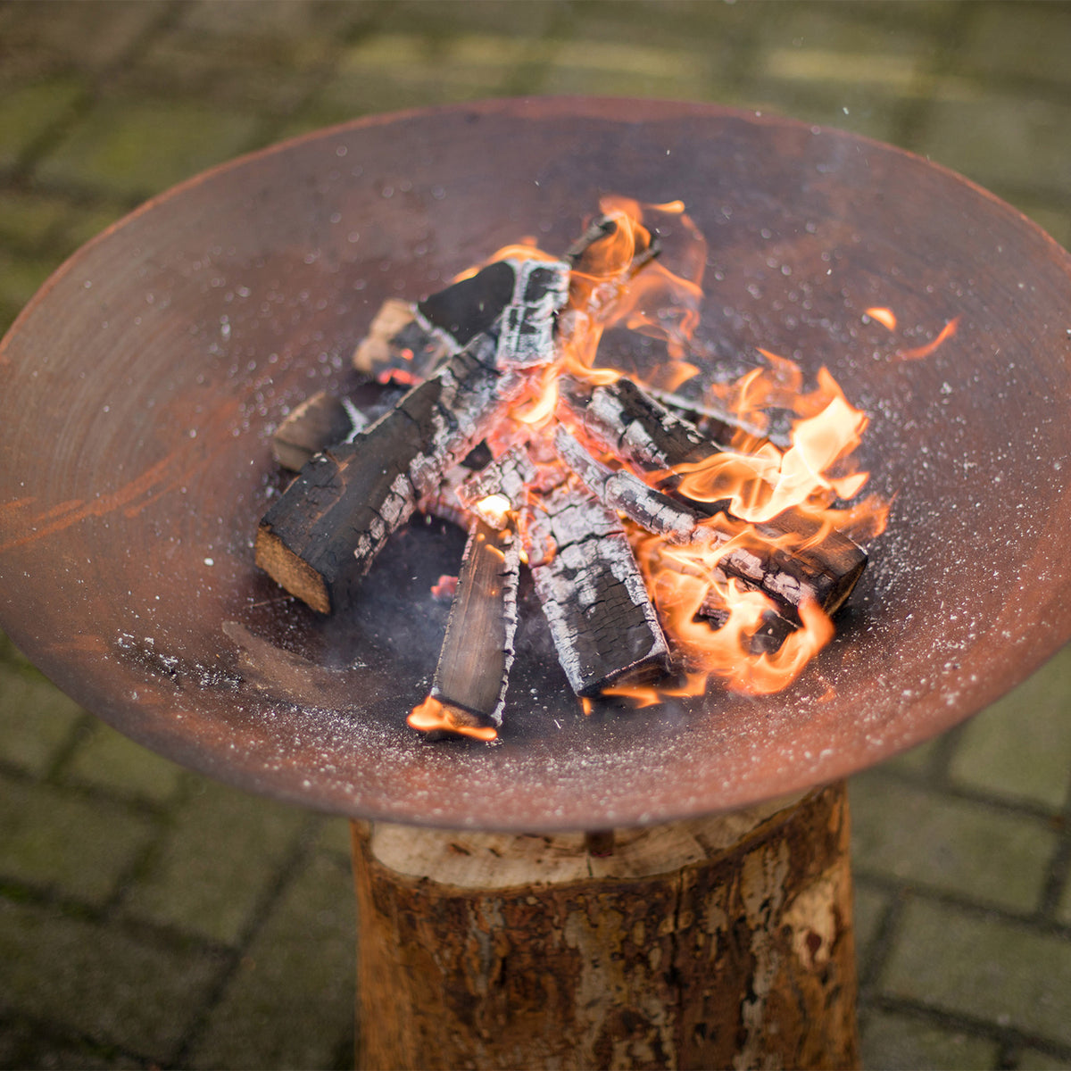Focolare in acciaio corten su base in legno