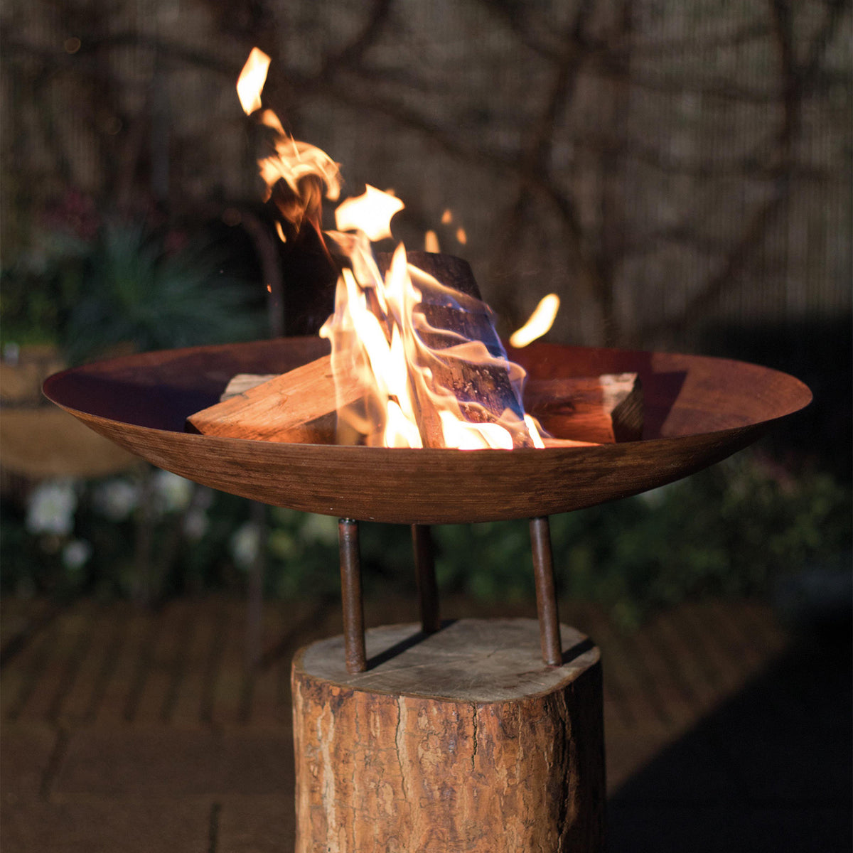 Focolare in acciaio corten su base in legno