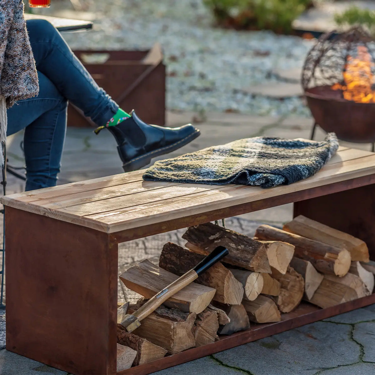 Panca contenitore in legno e acciaio corten