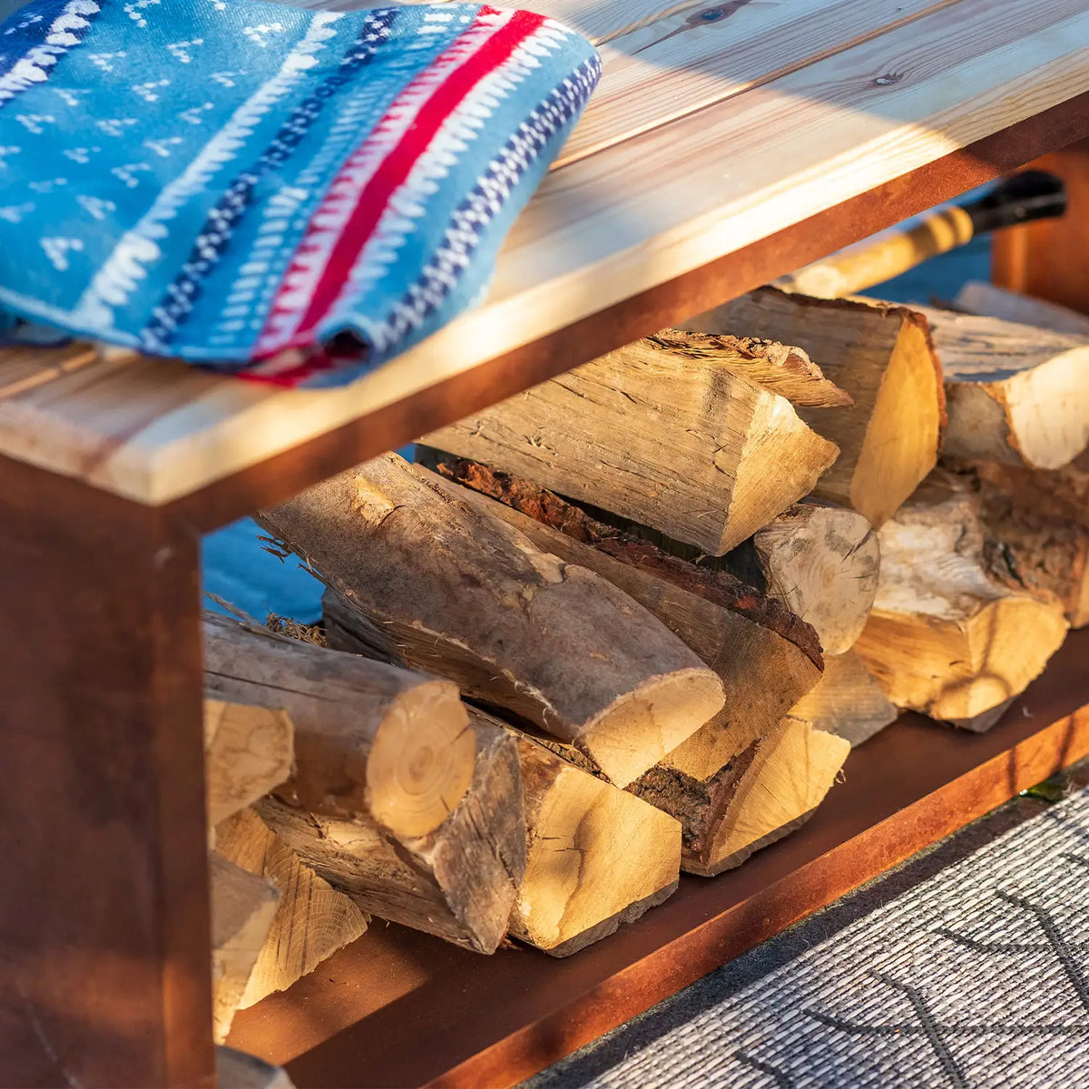 Panca contenitore in legno e acciaio corten