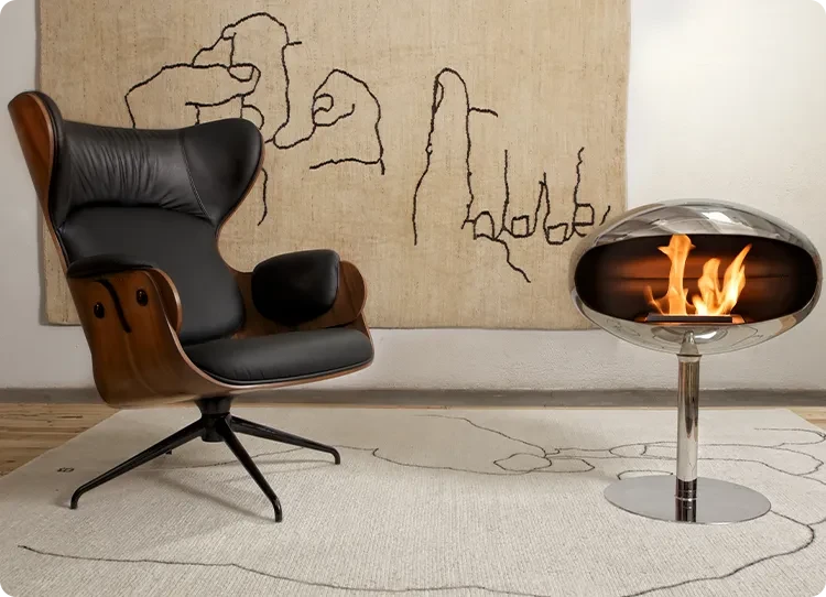 Cocoon Fires Pedestal in acciaio inox in un soggiorno